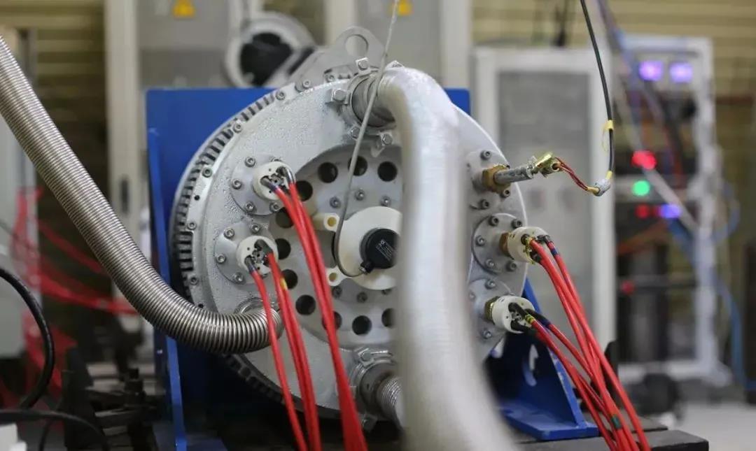 超导电机主要的优势是在相同的扭矩,功率等指标下,让电机的体积缩减到